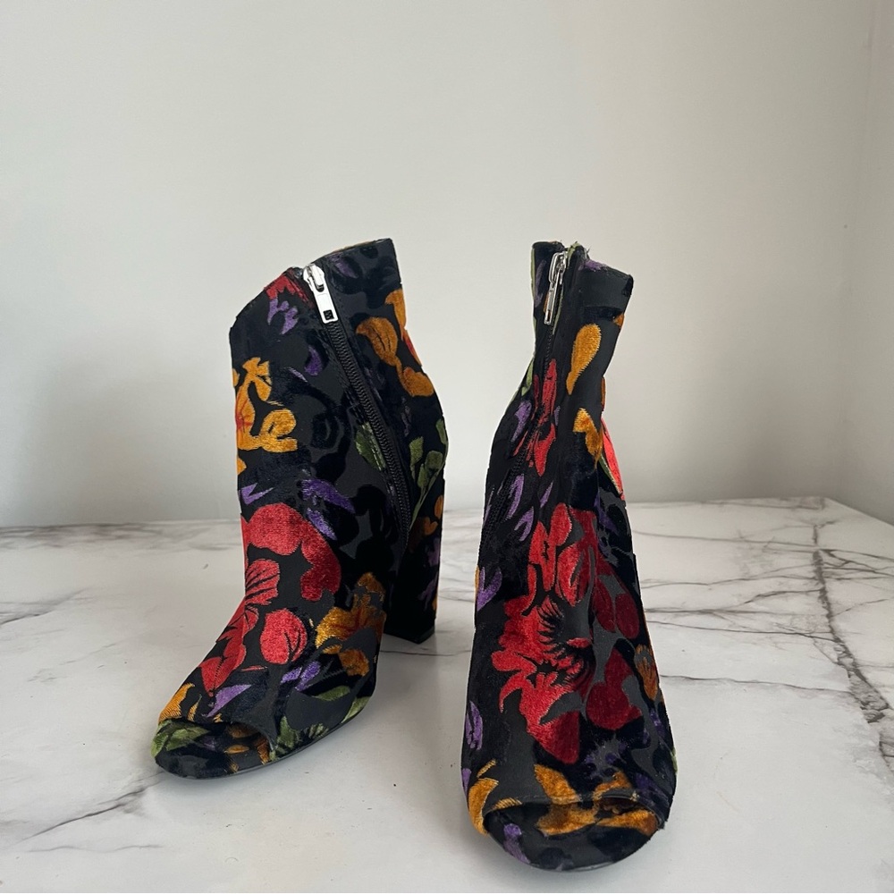 Steve Madden Flocked Velvet Floral Peep Toe Heeled Booties Size 7